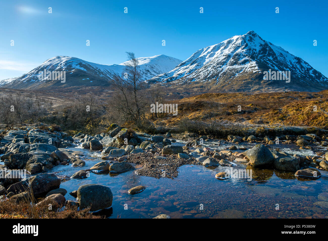 Sròn na Crèise e Meall un' Bhùiridh nella gamma Blackmount, dal fiume Coupall, Rannoch Moor, regione delle Highlands, Scotland, Regno Unito Foto Stock