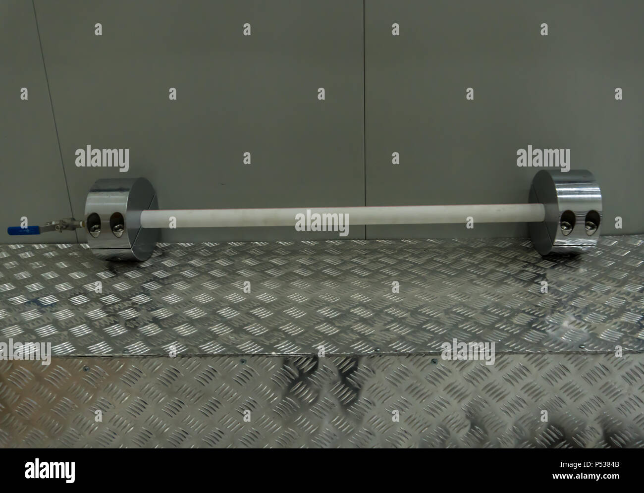 Pressione di sovraccarico o di strumento di test o attrezzature per tubi in materia plastica. Questo strumento di test di durezza tubi. Foto Stock