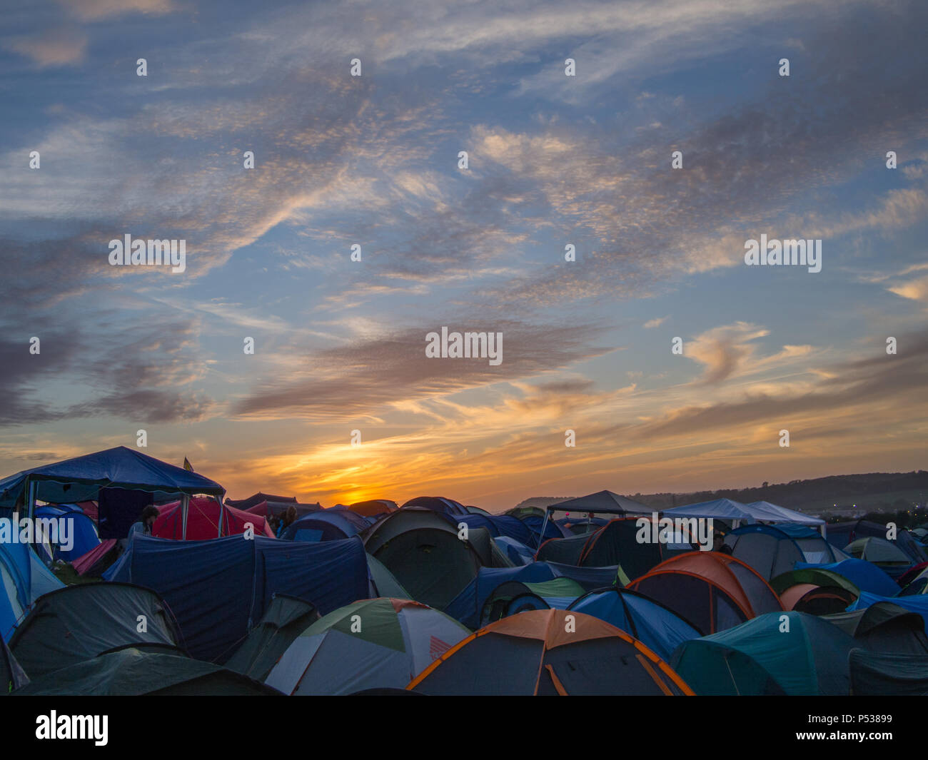 Tramonto al Glastonbury festival Foto Stock
