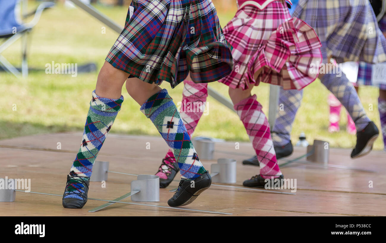 Giochi Drumtochty, Scozia: 23 giugno 2018 - Vista delle gambe di Highland ballerini eseguono il ballo di spada presso l'Highland Games evento. Foto Stock