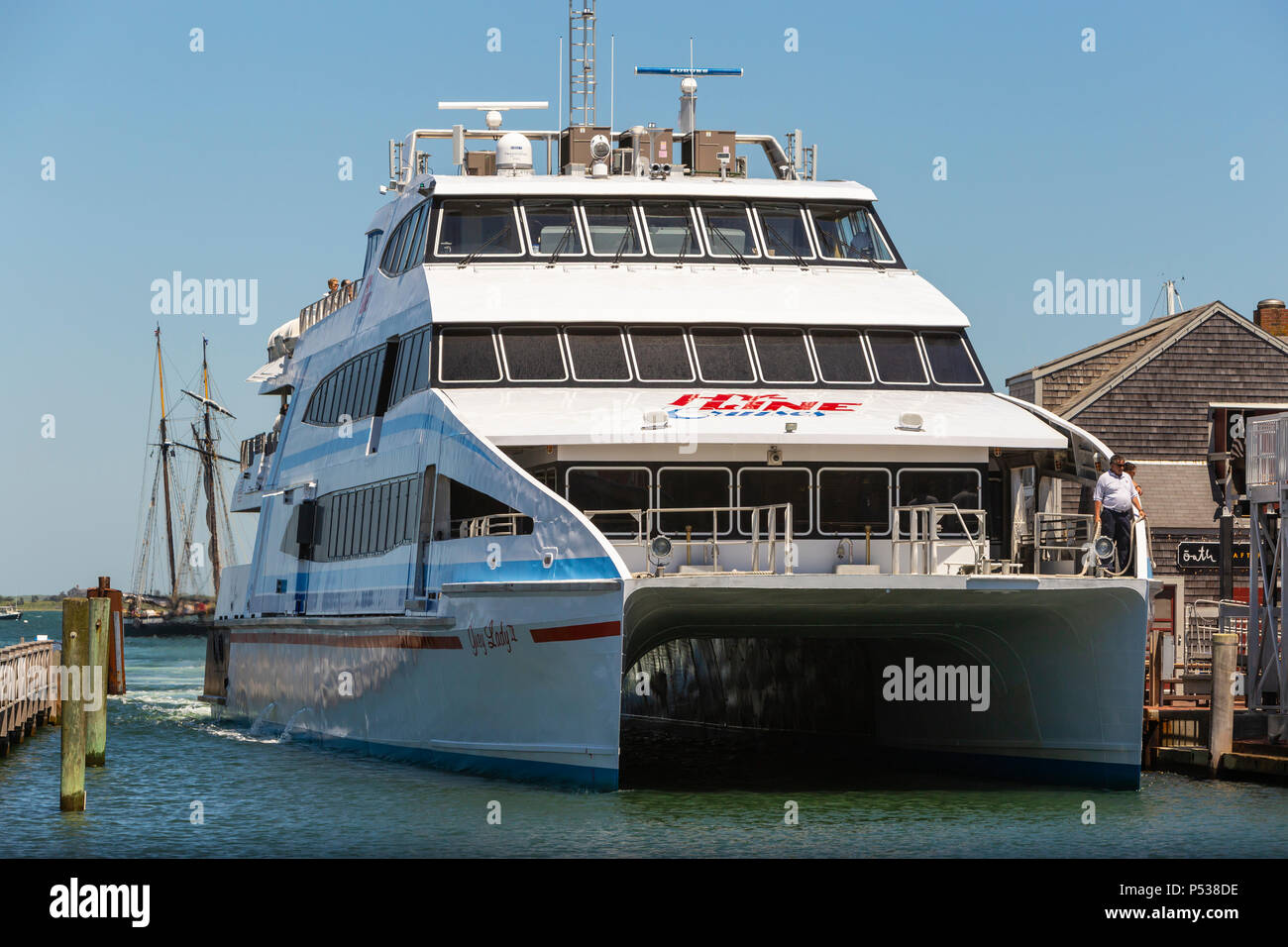 Un Hy-Line Crociere catamarano veloce traghetto si prepara a dock a dritto Wharf a Nantucket, Massachusetts. Foto Stock