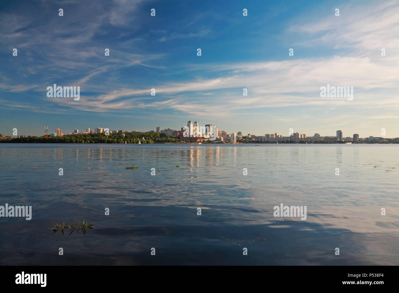 Dnepropetrovsk, bellissimo panorama della città e del fiume Dnepr Foto Stock