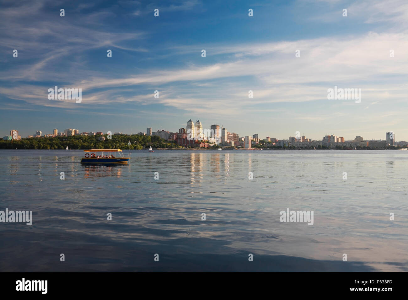 Dnepropetrovsk, bellissimo panorama della città e del fiume Dnepr Foto Stock