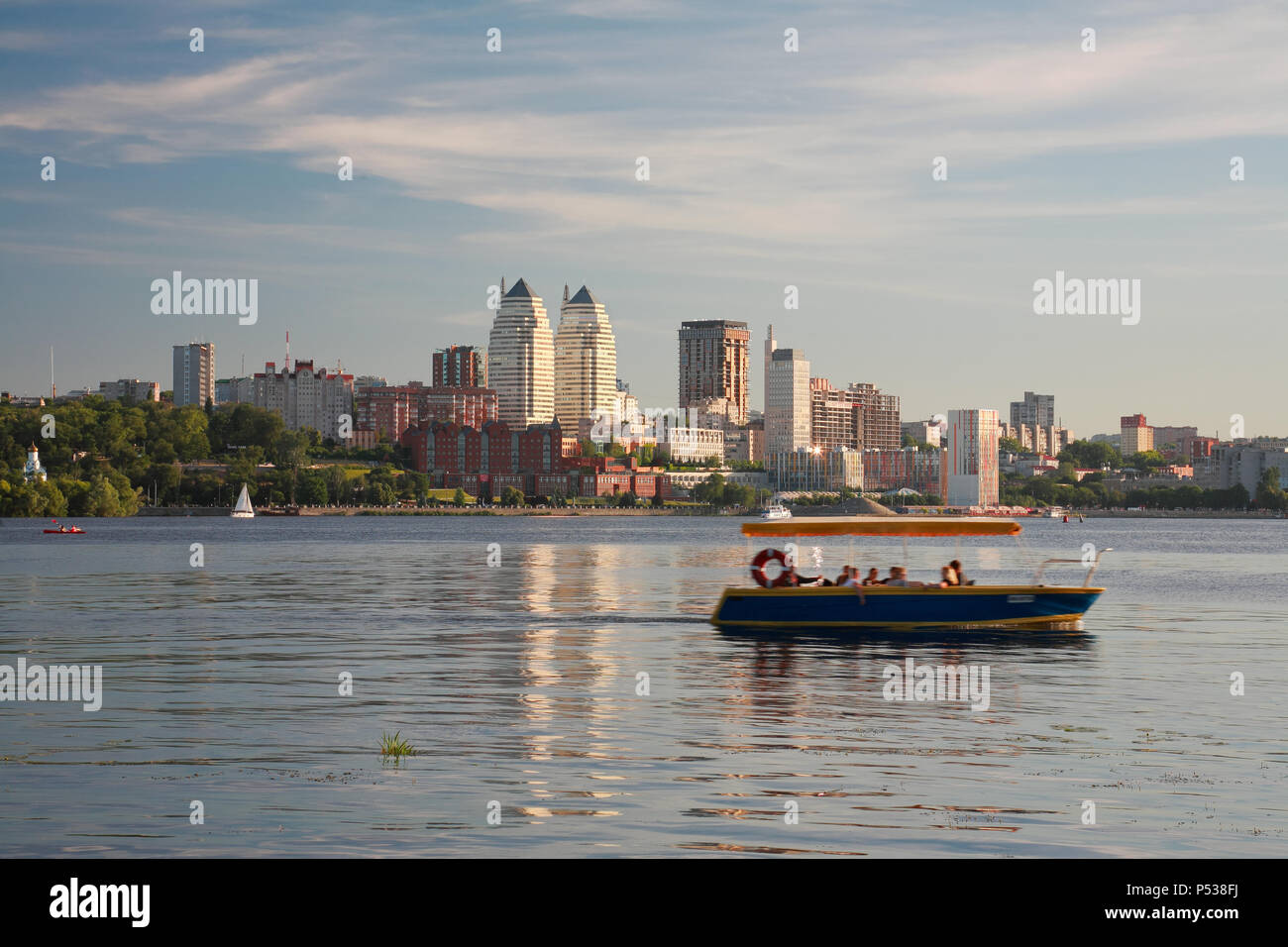 Dnepropetrovsk, bellissimo panorama della città e del fiume Dnepr Foto Stock