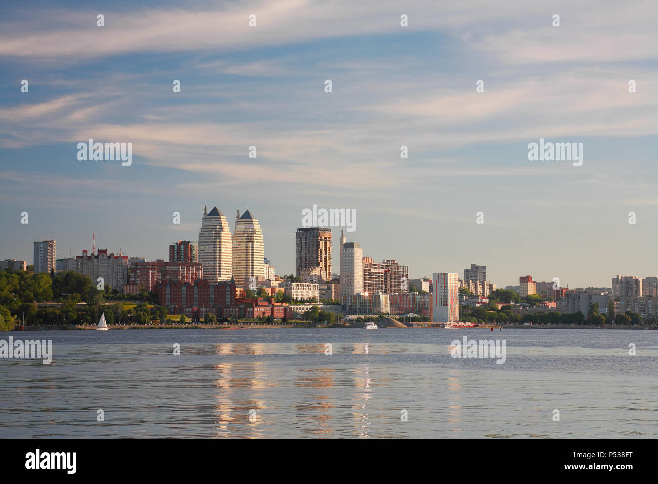 Dnepropetrovsk, bellissimo panorama della città e del fiume Dnepr Foto Stock