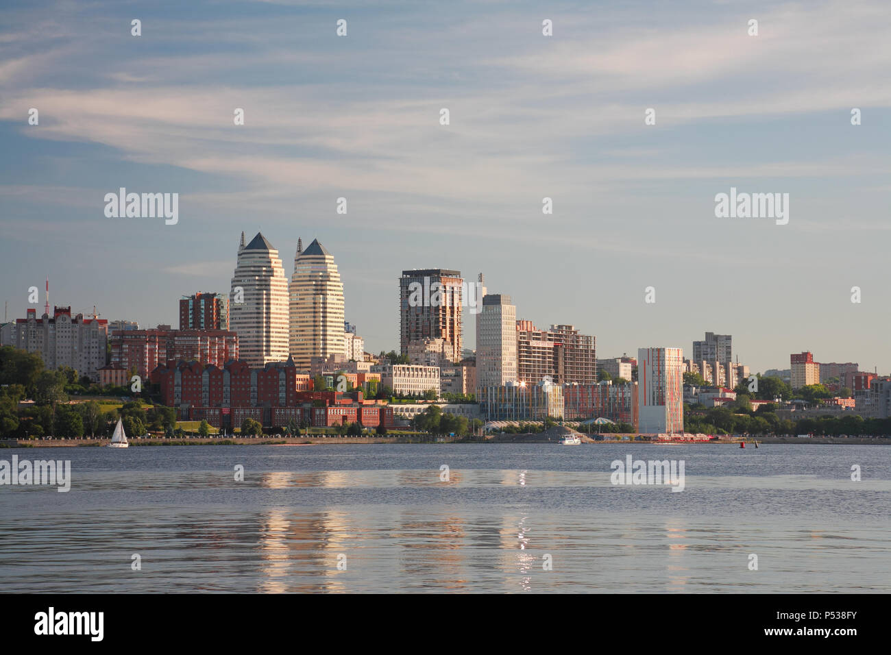 Dnepropetrovsk, bellissimo panorama della città e del fiume Dnepr Foto Stock