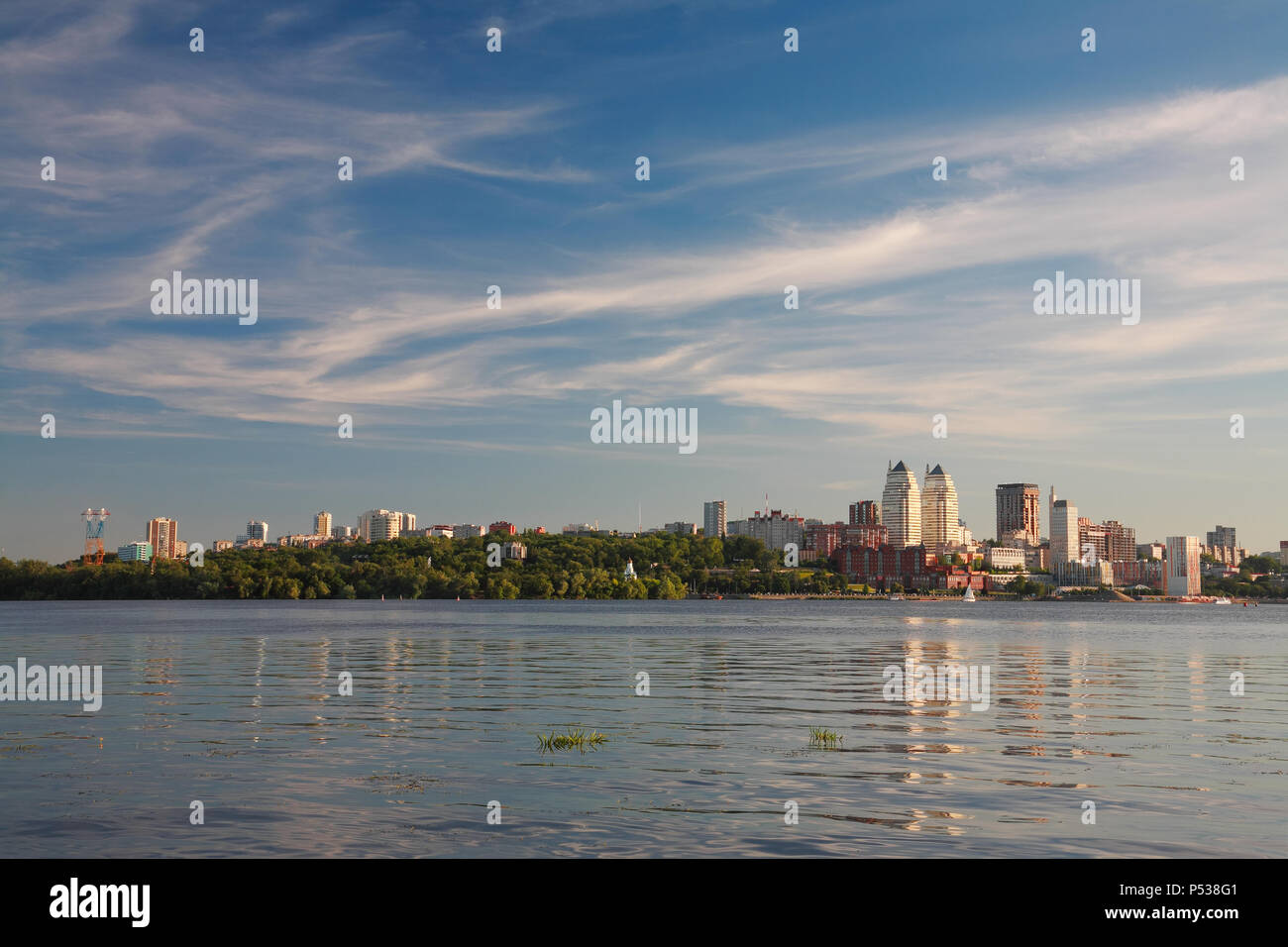 Dnepropetrovsk, bellissimo panorama della città e del fiume Dnepr Foto Stock