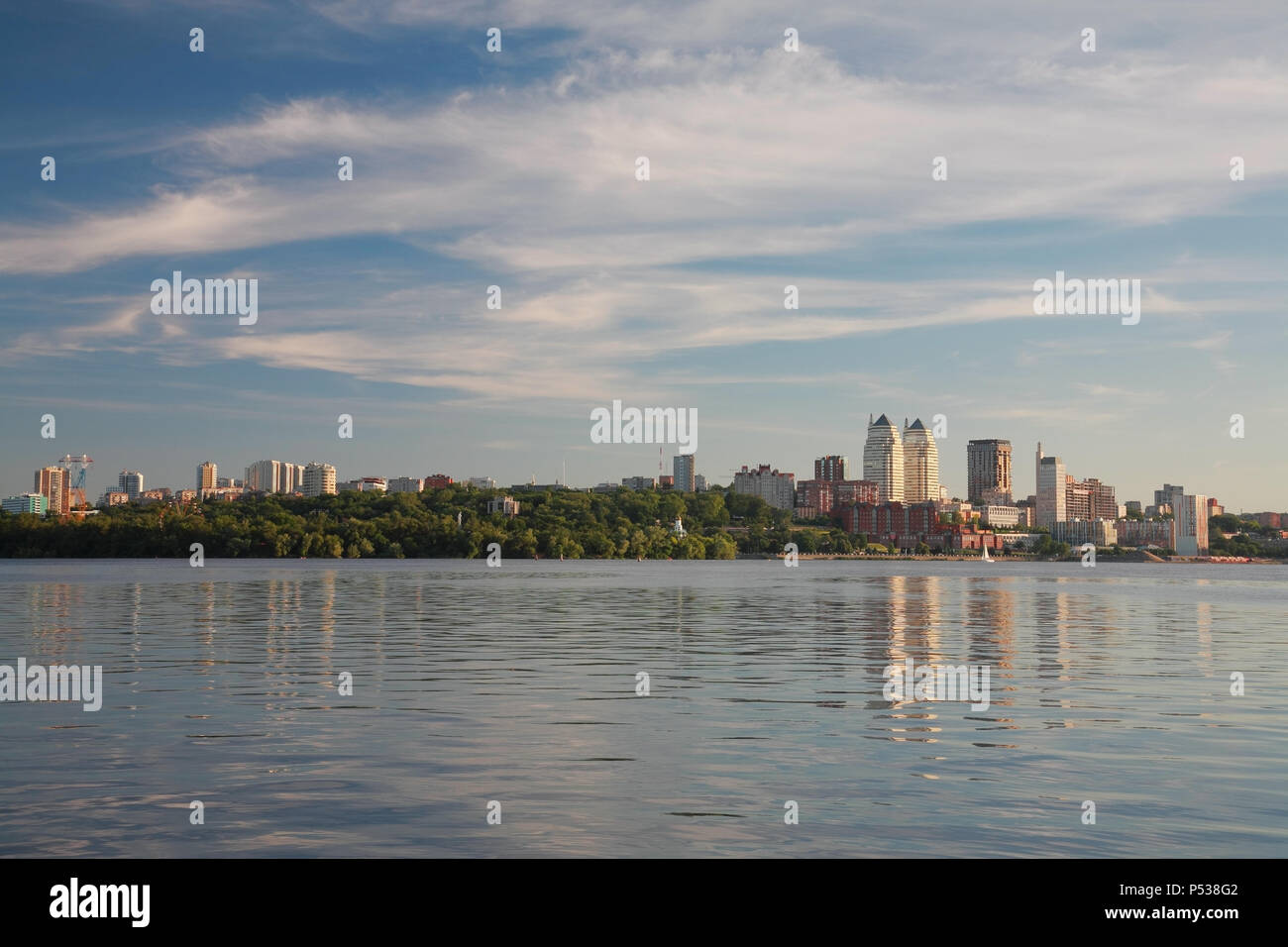 Dnepropetrovsk, bellissimo panorama della città e del fiume Dnepr Foto Stock