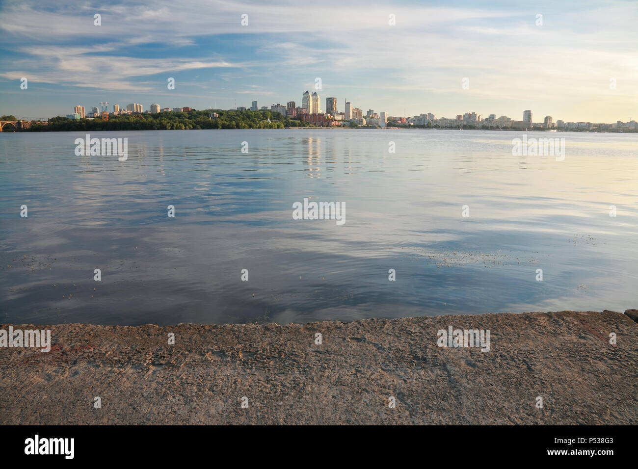 Dnepropetrovsk, bellissimo panorama della città e del fiume Dnepr Foto Stock