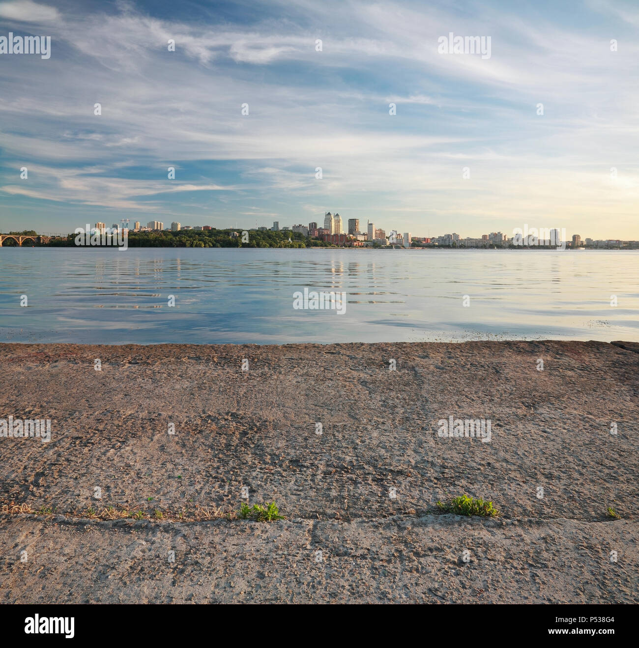 Dnepropetrovsk, bellissimo panorama della città e del fiume Dnepr Foto Stock