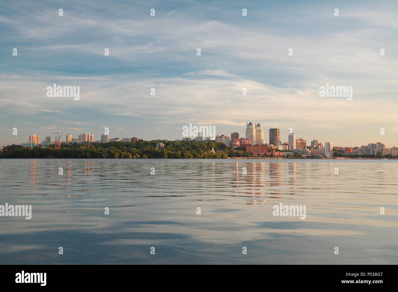 Dnepropetrovsk, bellissimo panorama della città e del fiume Dnepr Foto Stock
