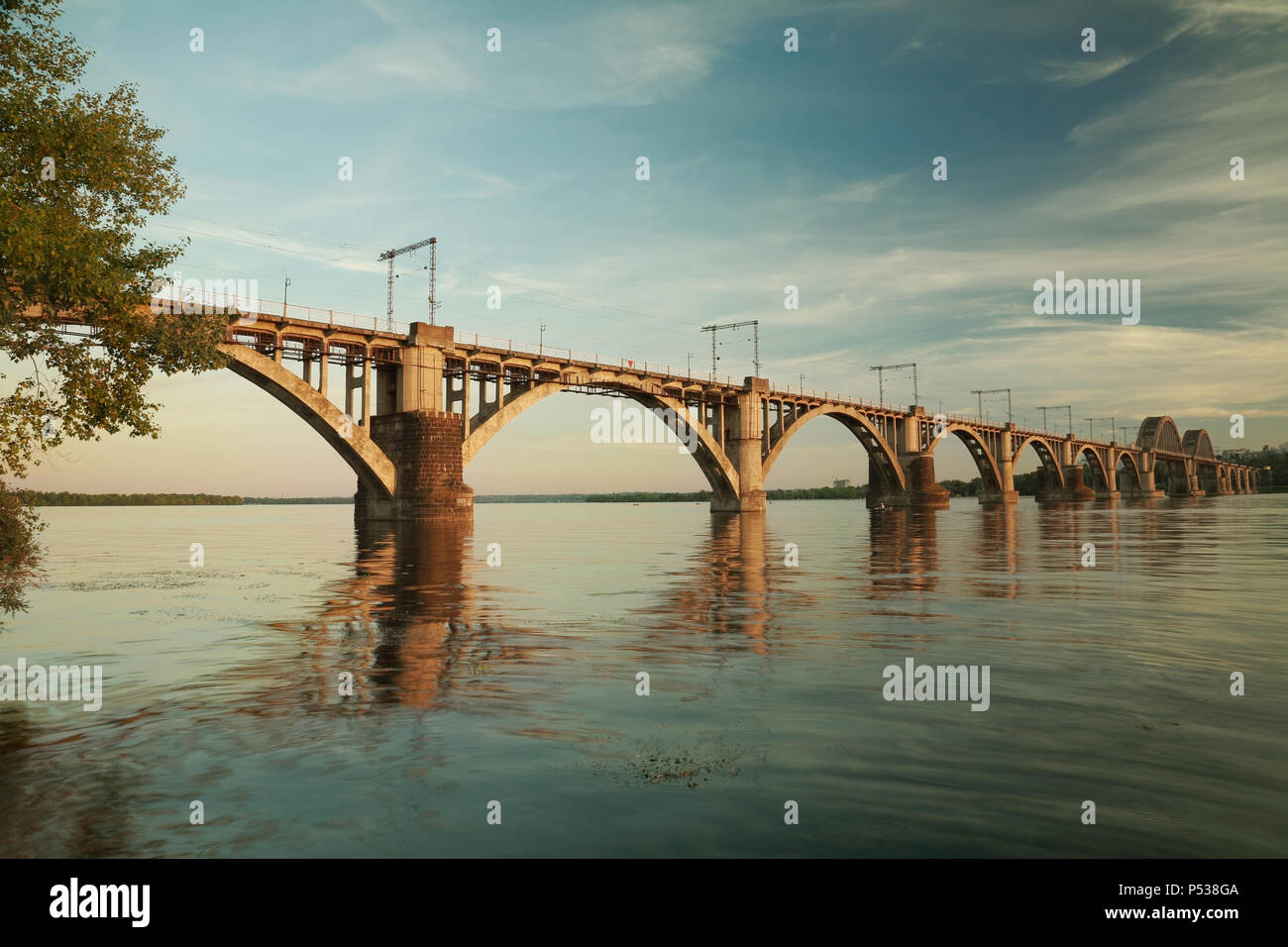 'Merefa-Cherson' ponte ferroviario attraverso il fiume Dnieper in Dnepropetrovsk (Ucraina), paesaggio urbano Foto Stock
