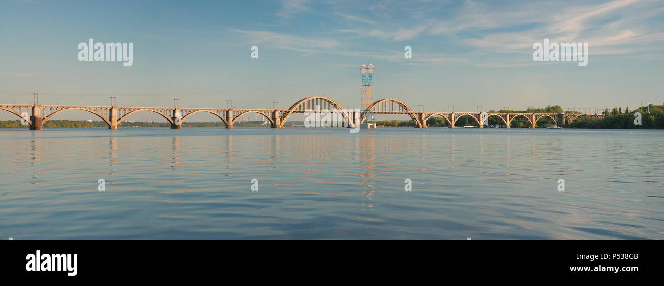 'Merefa-Cherson' ponte ferroviario attraverso il fiume Dnieper in Dnepropetrovsk (Ucraina), paesaggio urbano Foto Stock