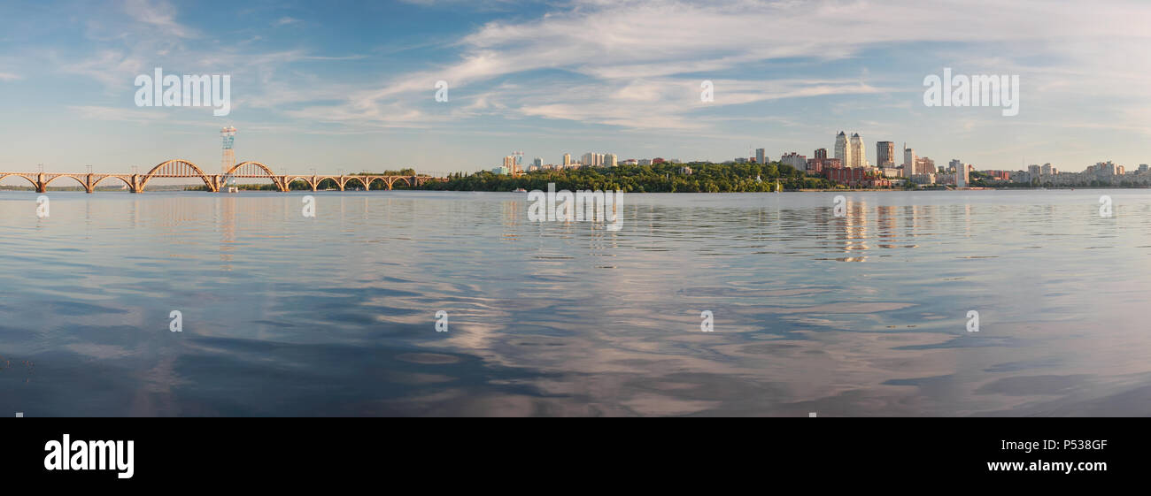 Dnepropetrovsk, panorama della città, centro e 'merefa-Cherson"ponte ferroviario sulle rive del Dniepr Foto Stock