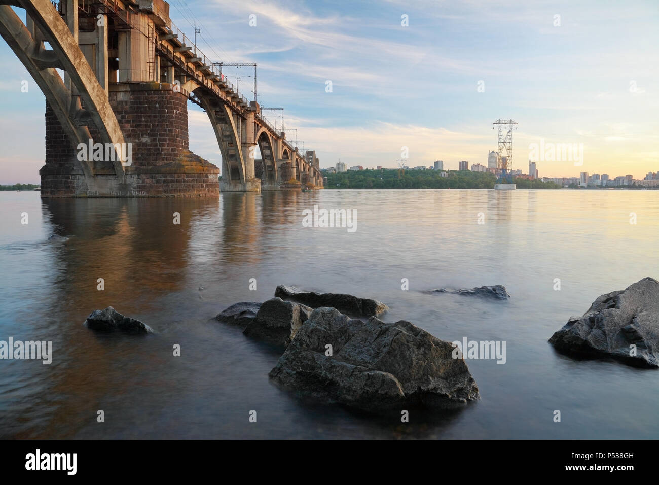 'Merefa-Cherson' ponte ferroviario attraverso il fiume Dnieper in Dnepropetrovsk (Ucraina), paesaggio urbano Foto Stock