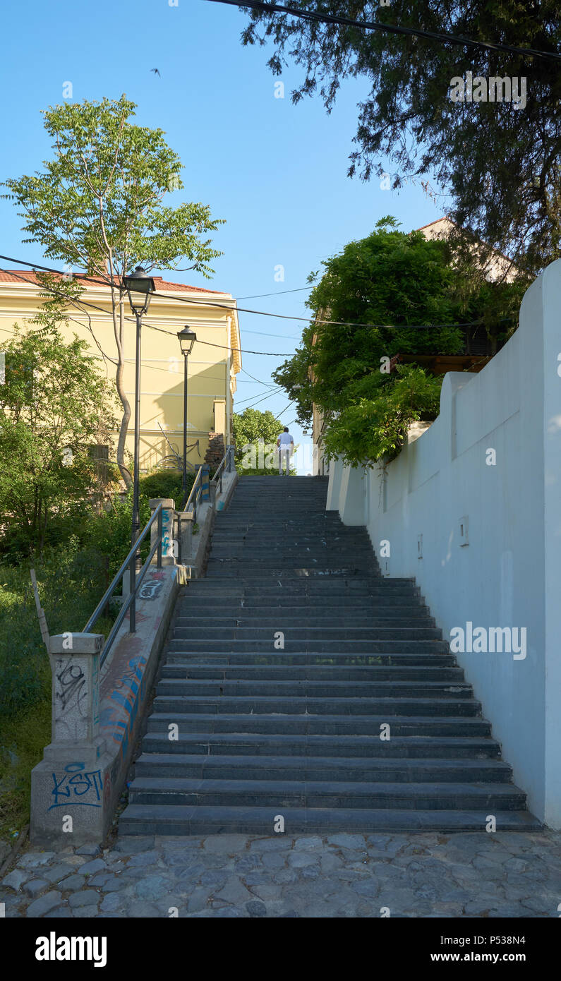 Belgrado, Serbia - Maggio 03, 2018: uomo cammina fino le scale di pietra da Fruskogorska Strada nella vecchia Belgrado al mattino Foto Stock