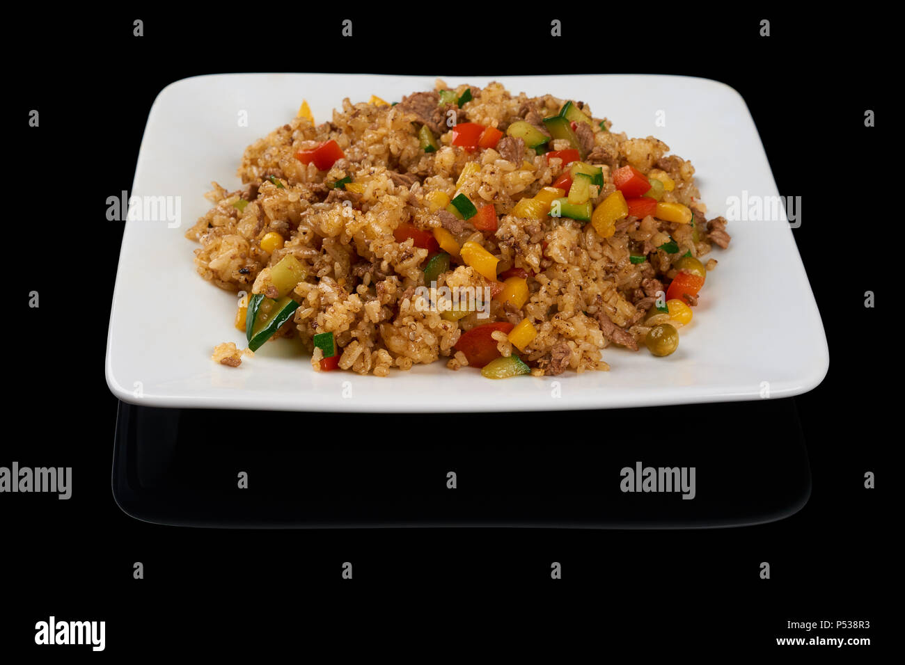 Piatto vietnamita Com Rang è riso fritto solitamente miscelati con altri ingredienti come uova, verdure, pesce o carne. Isolato su nero Foto Stock