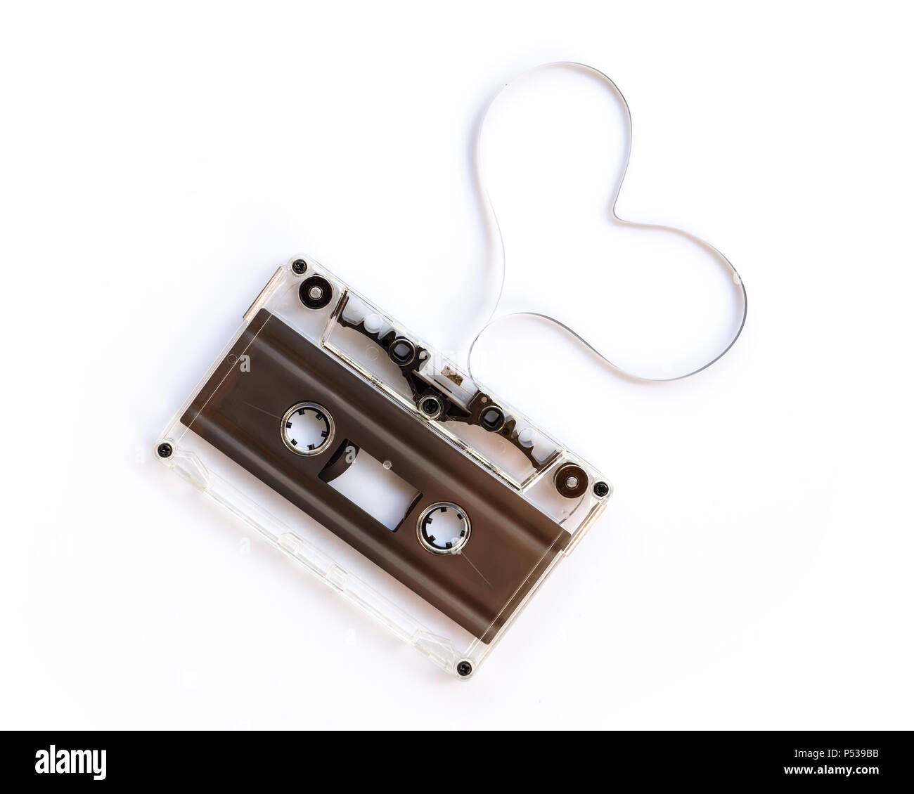 Traslucido cassetta audio con il nastro magnetico a forma di cuore isolato  su sfondo bianco, musica amore concetto Foto stock - Alamy