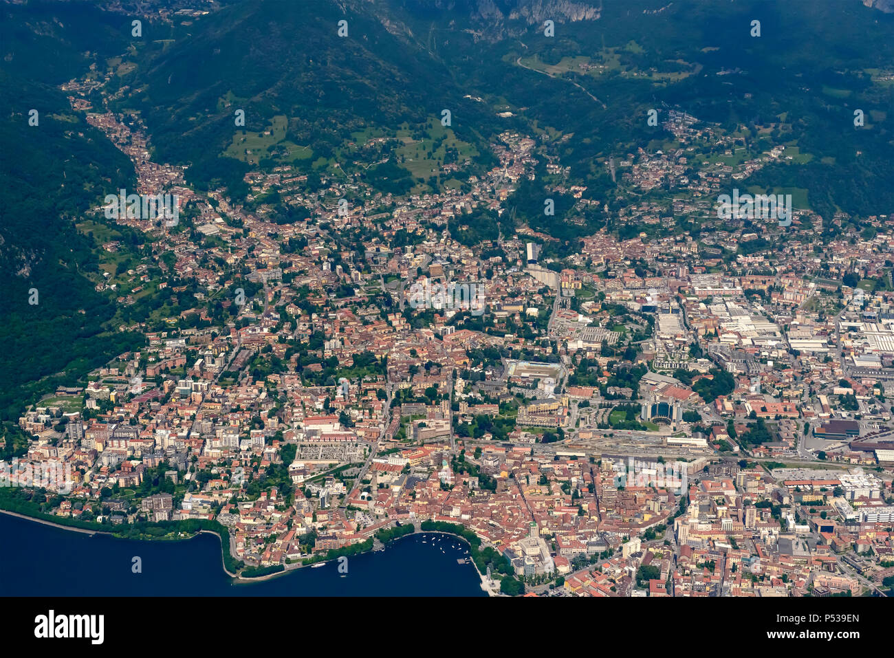 Riprese aeree, da un piccolo aereo, di Lecco città sul lago Lario, girato  su un luminoso tarda primavera giorno a Lecco, Lombardia, Italia Foto stock  - Alamy