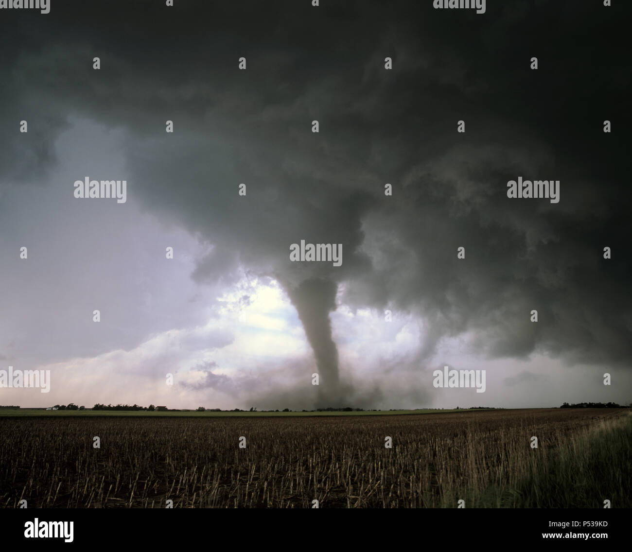 Un tornado tocca verso il basso a partire da una tempesta supercell in terreni agricoli nel Nebraska, USA Foto Stock