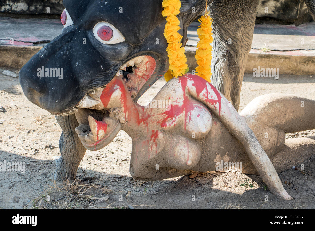 SUPHAN BURI, Thailandia, Jan 01 2018, la crudeltà bestia selvatica donna pungente. Una scena da inferno Buddhista. La tortura del popolo peccatore, aldilà. Foto Stock