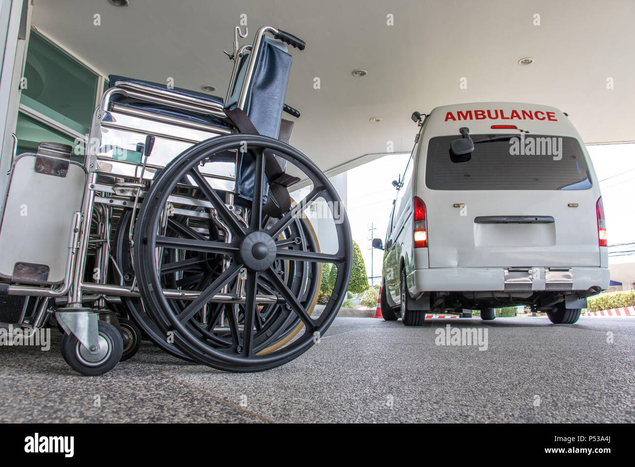 L'ambulanza è arrivata all'ingresso dell'ospedale. Le sedie a rotelle sono in fila all'entrata dell'ospedale. Foto Stock