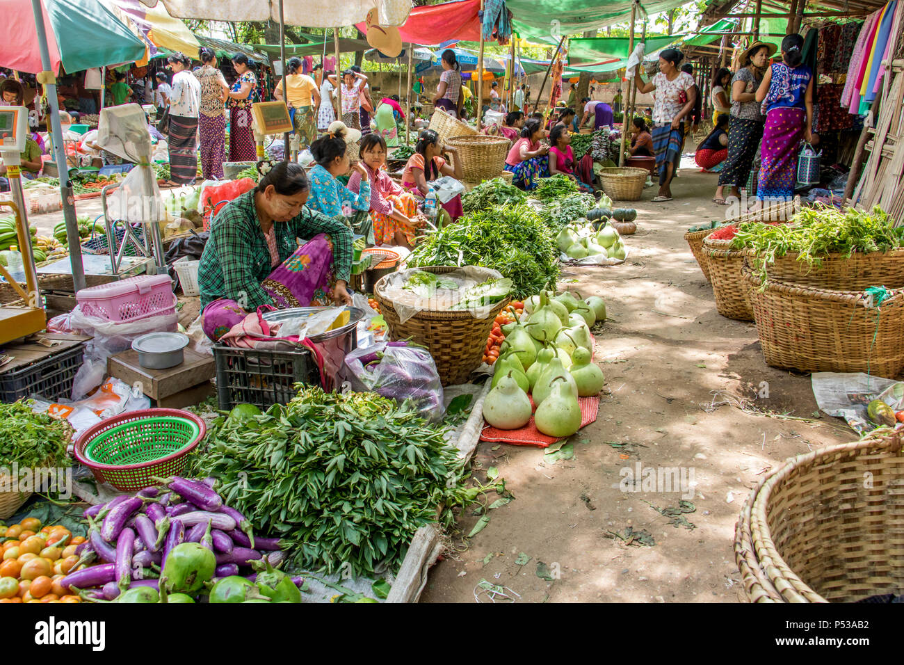 BAGAN, Myanmar, 18 maggio 2018, la gente sul mercato tradizionale con verdura e frutta. Foto Stock