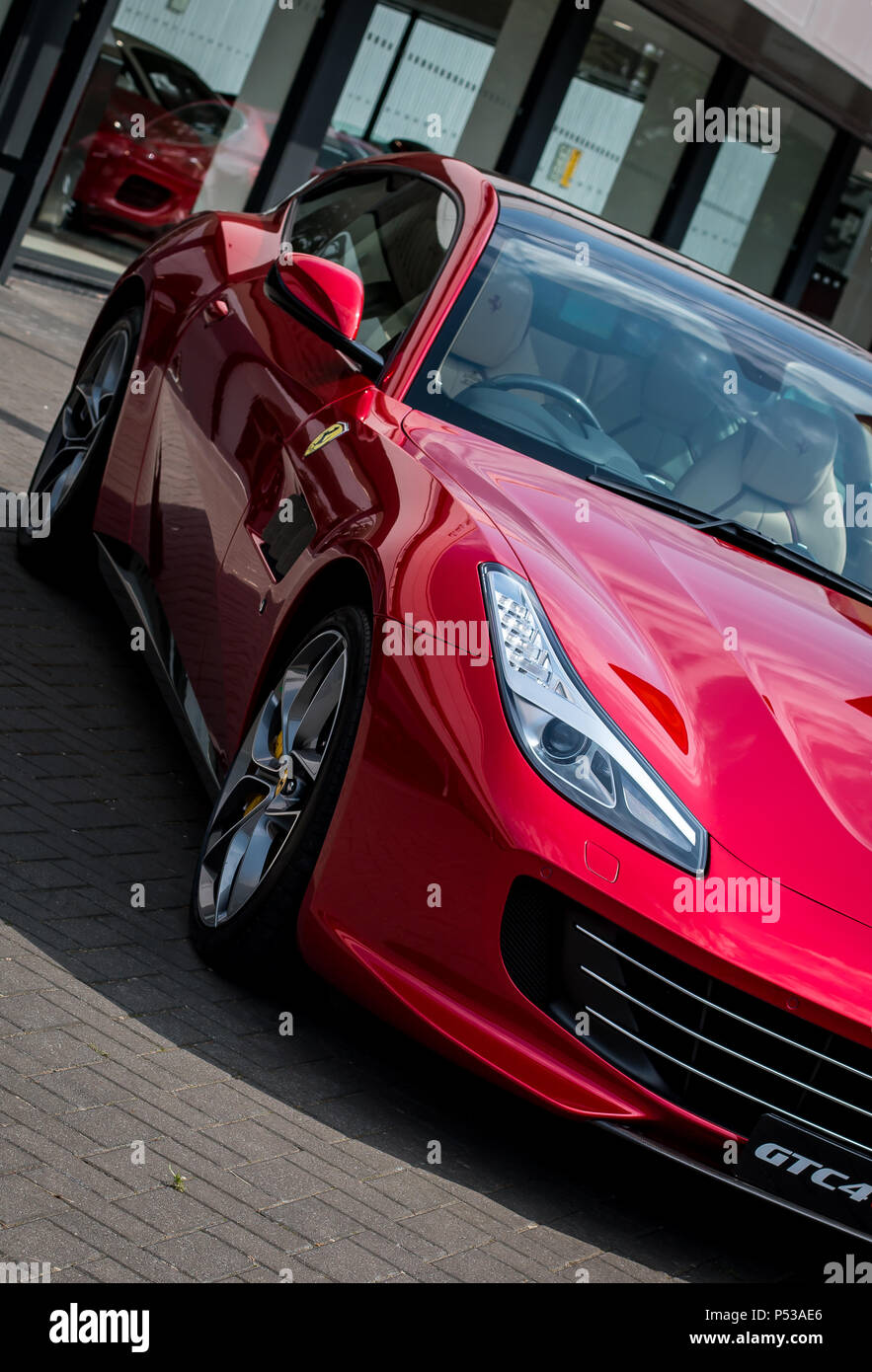 Una moderna Ferrari GTC4 Lusso T sul display. Foto Stock