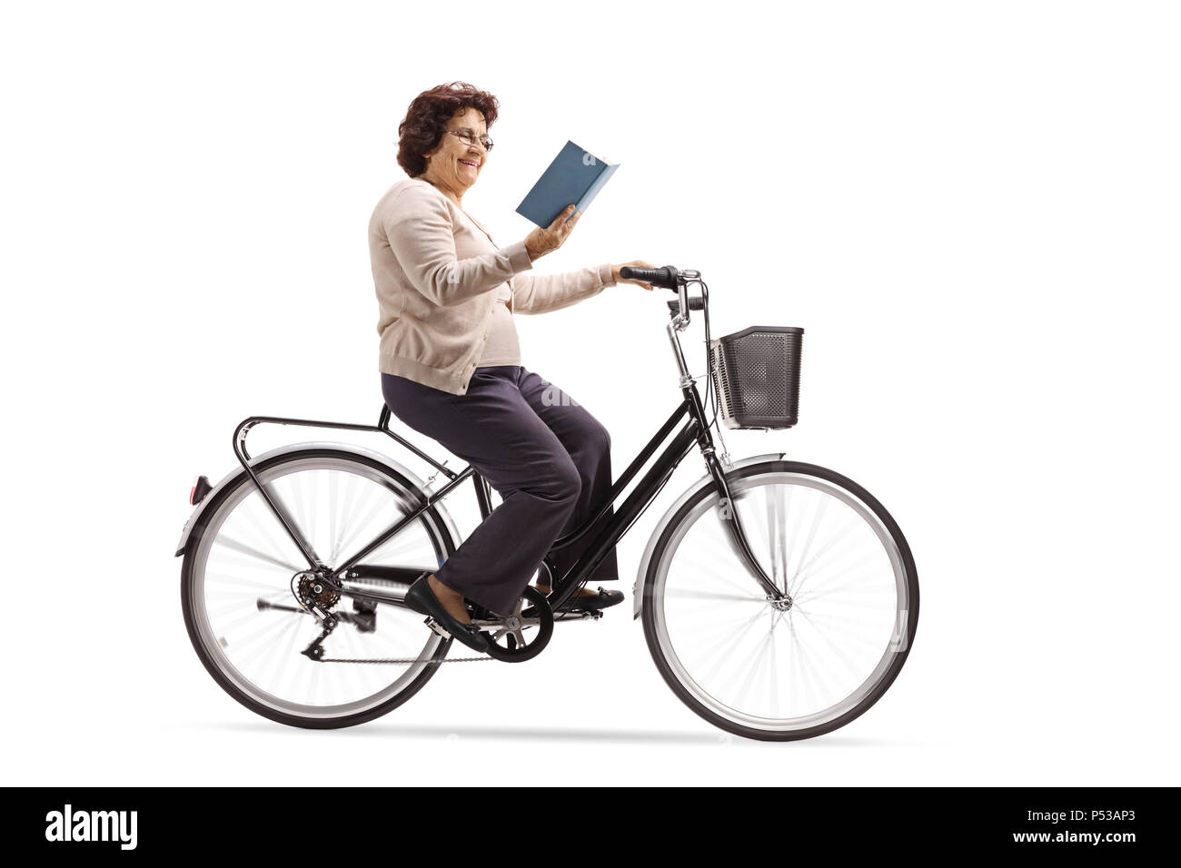 Donna matura in sella ad una bicicletta e la lettura di un libro isolato su sfondo bianco Foto Stock