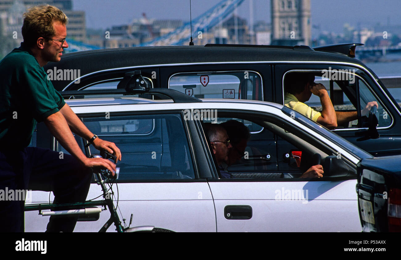 Traffico sul Ponte di Londra, auto, taxi e il ciclista, Londra, Inghilterra, Regno Unito, GB. Foto Stock