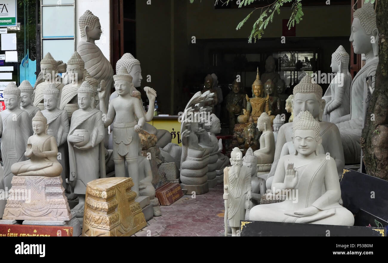 Phnom Penh è famosa per i molti negozi che vendono le sculture in pietra. Foto Stock