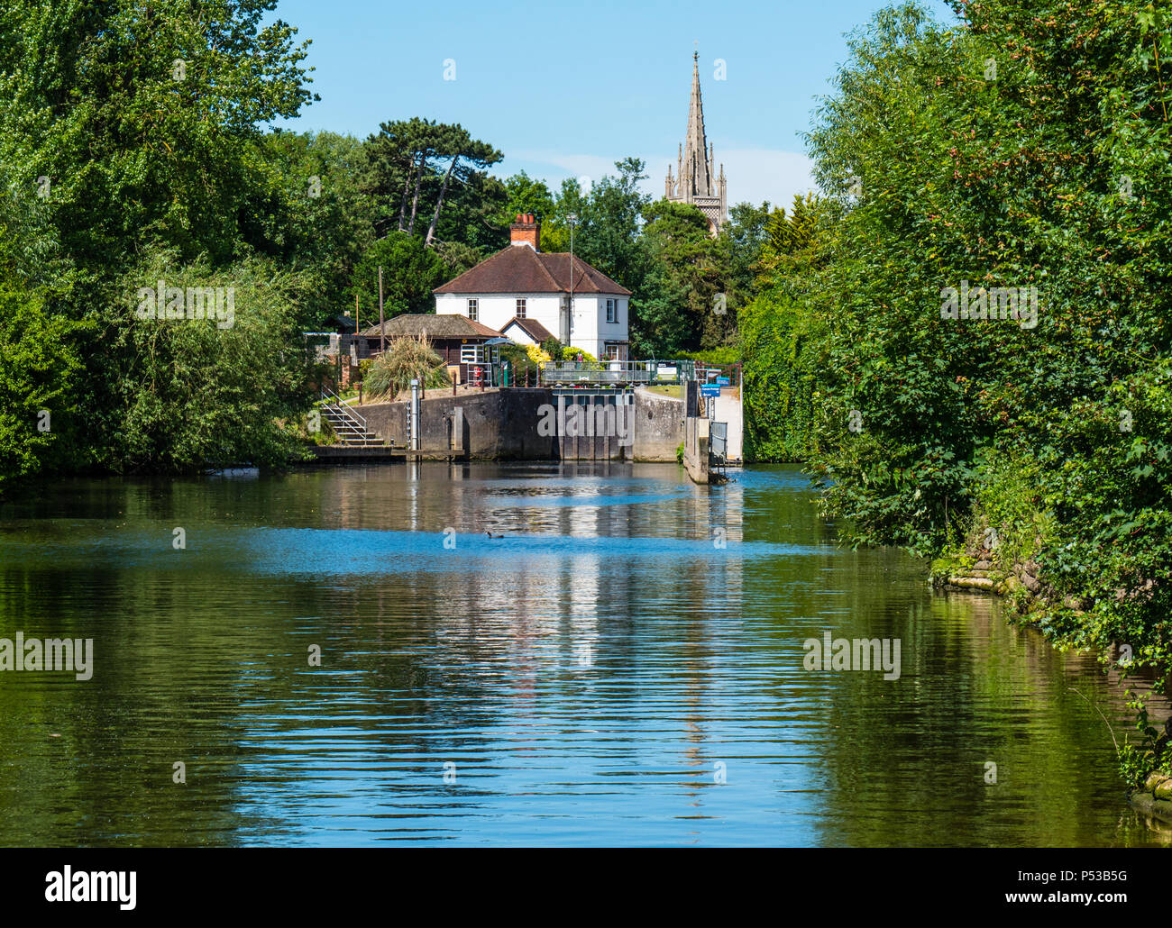 Vista della Chiesa di Tutti i Santi, Marlow Lock, il fiume Tamigi, Marlow, Buckinghamshire, Inghilterra, Regno Unito, GB. Foto Stock