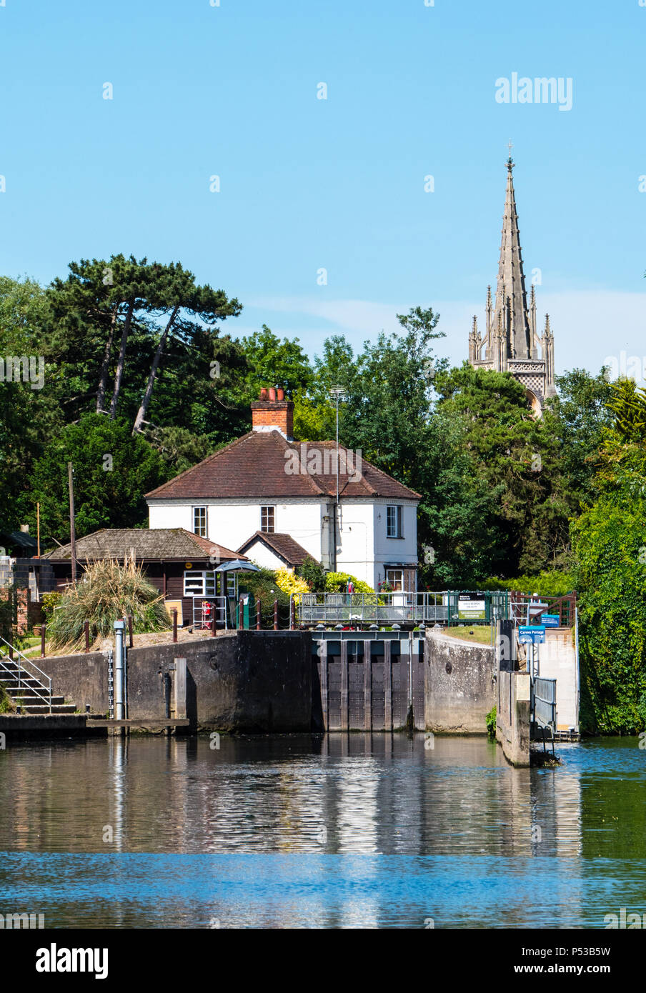 Vista della Chiesa di Tutti i Santi, Marlow Lock, il fiume Tamigi, Marlow, Buckinghamshire, Inghilterra, Regno Unito, GB. Foto Stock