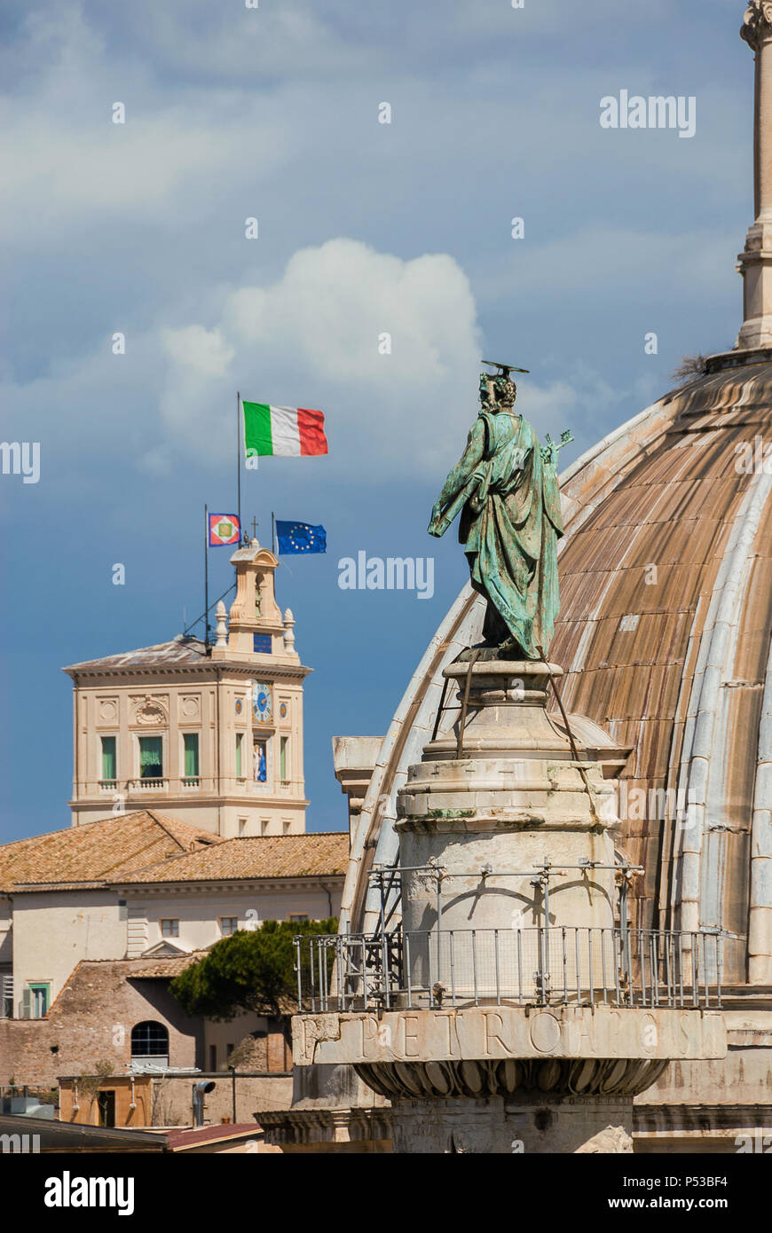Potere religioso e del potere politico di Roma. San Pietro statua guardare Italiano e bandiera europea che fluttua nel vento alla sommità del colle del Quirinale towe Foto Stock