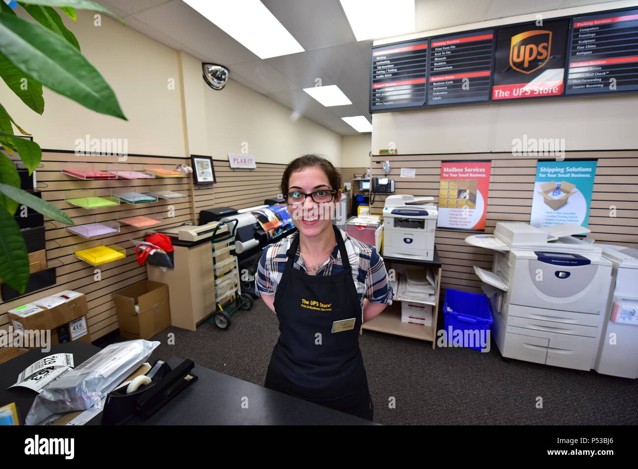 Il dipendente di un negozio UPS, Cambridge, ON, Canada Foto Stock