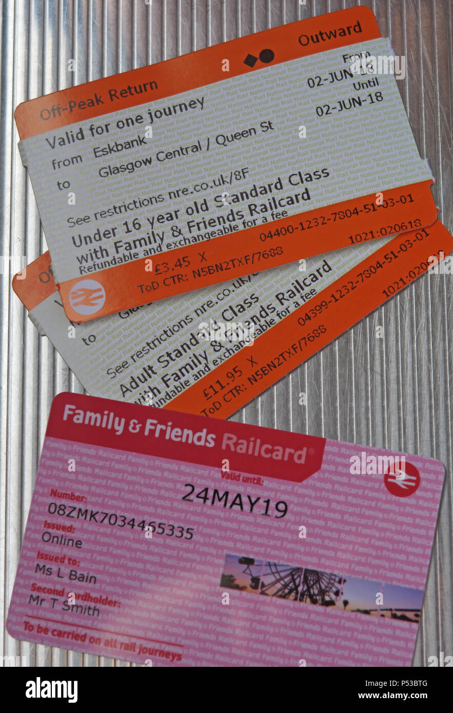 Gli amici e la famiglia railcard e due Scotrail i biglietti del treno, adulto e bambino, Eskbank, Midlothian, frontiere ferroviarie, Scotland, Regno Unito Foto Stock