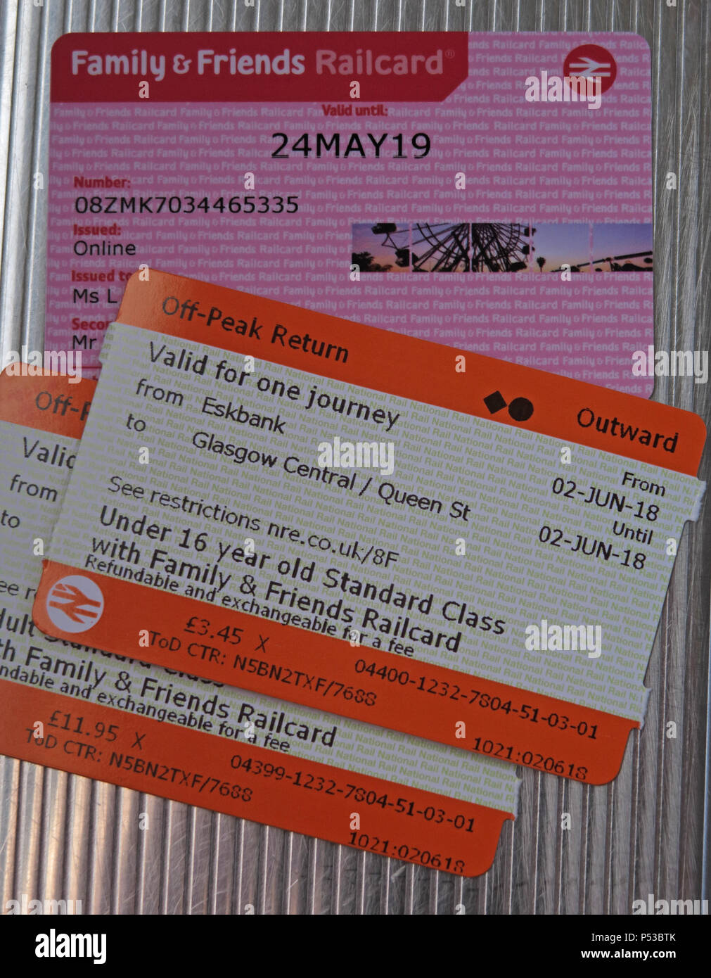 Gli amici e la famiglia railcard e due Scotrail i biglietti del treno, adulto e bambino, Eskbank, Midlothian, frontiere ferroviarie, Scotland, Regno Unito Foto Stock