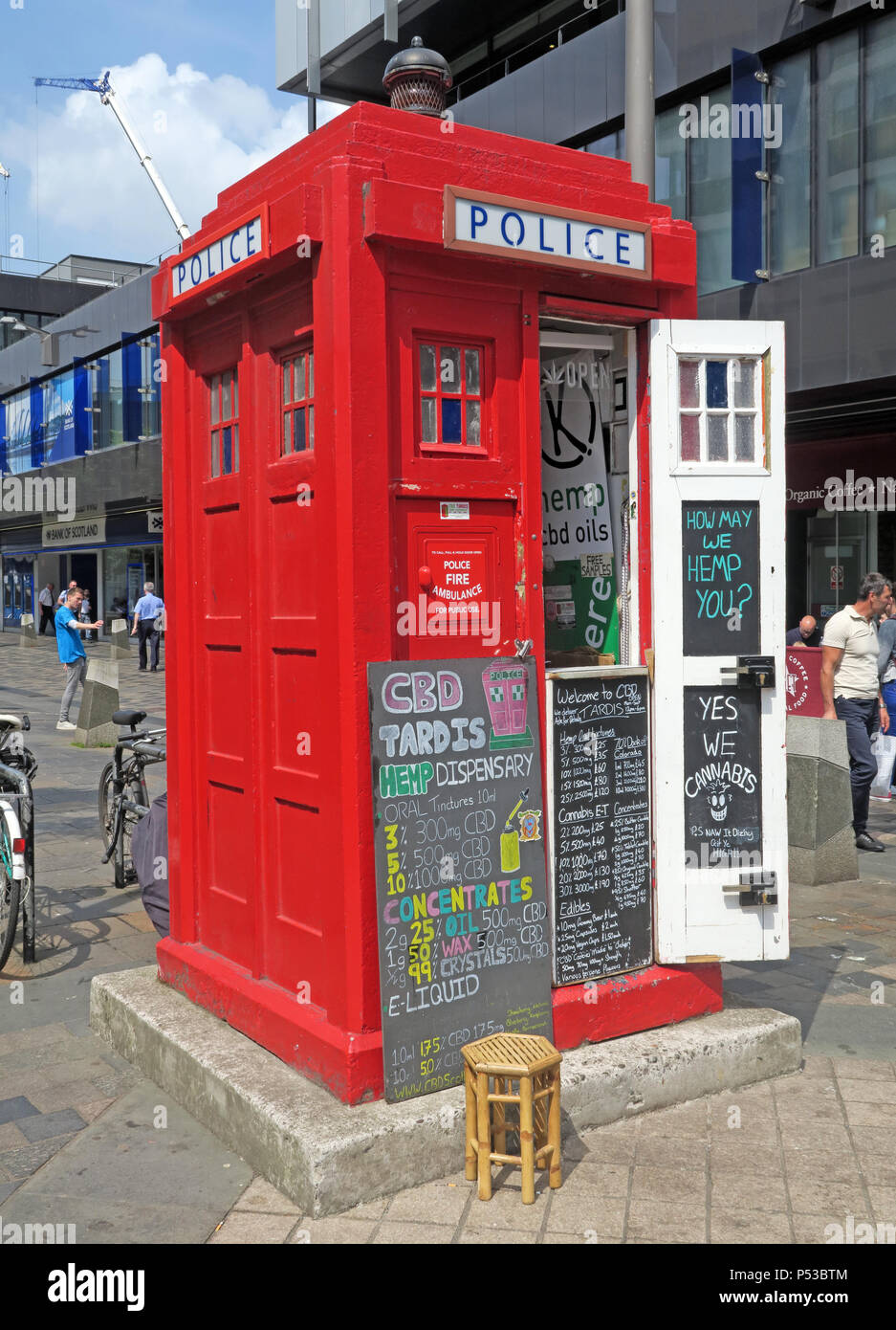 Legalizzare la cannabis, il Chris Mackenzie CBD Dispensario di canapa red Tardis casella di polizia, Sauchiehall Street, Glasgow, Scotland Regno Unito Foto Stock