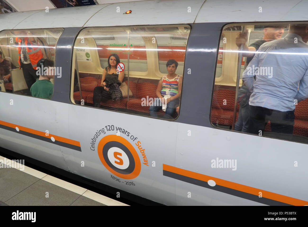 I passeggeri sulla metropolitana di Glasgow, SPT ferrovia sotterranea, centro città / stazione ferroviaria, Strathclyde, Scozia, Regno Unito Foto Stock