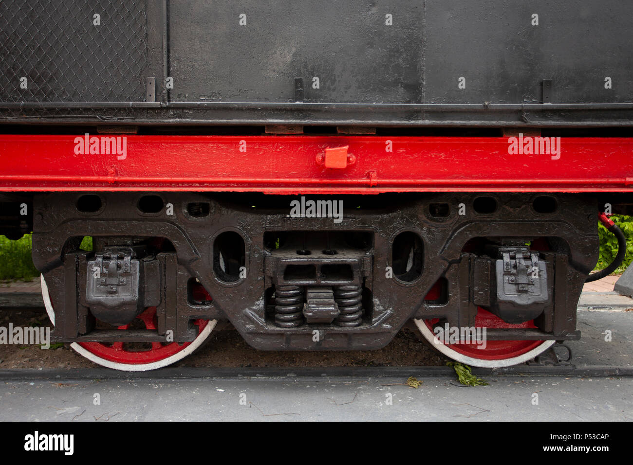 La locomotiva-monumento L-3291. Potente, bella locomotiva russo. Ruote di close-up. Motore a vapore. Foto Stock