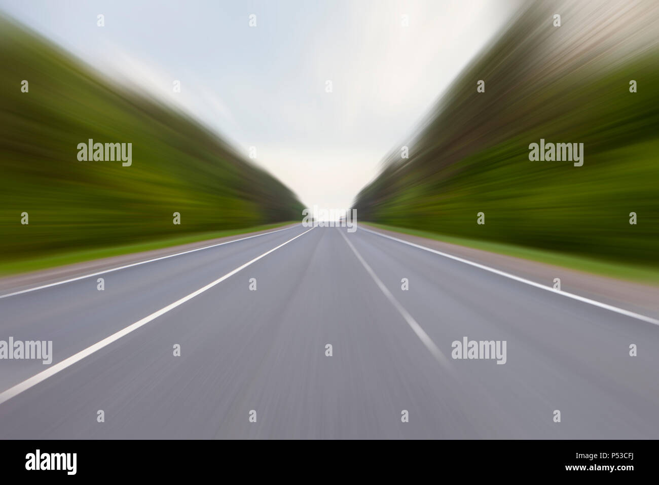 Strada nel campo, lunga distanza trail nel campo. Splendidi e verdi colline. Cielo blu con nuvole soffici. La strada che va al di là dell'orizzonte. Blurre Foto Stock