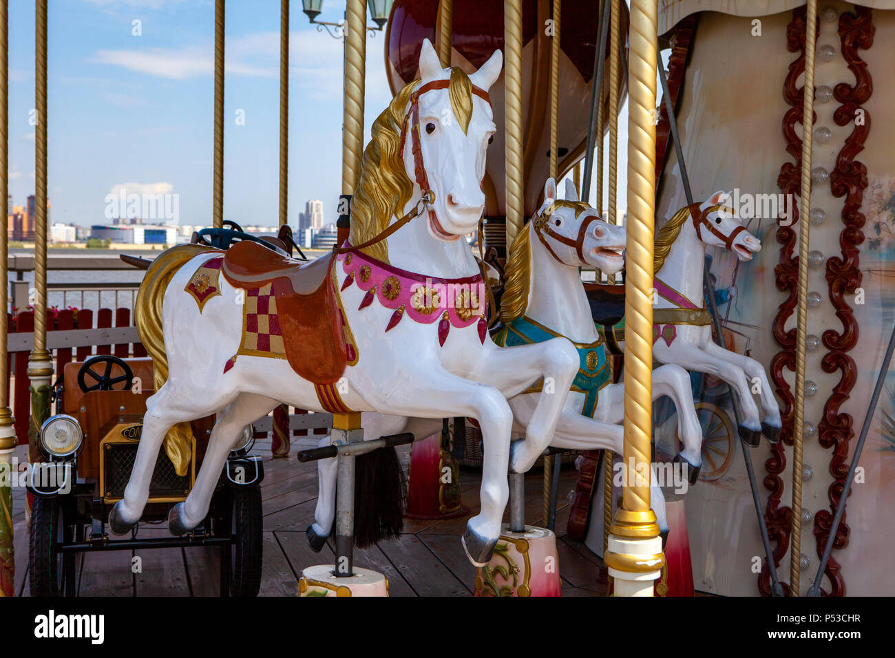 Un cavallo su un bambini giostra vintage. Foto Stock