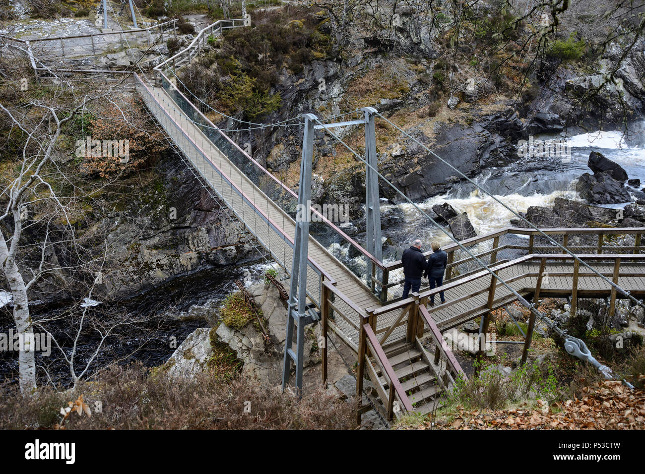 Ponte di sospensione di tutta l'acqua nera river a Rogie cade a Ross-shire nelle Highlands della Scozia Foto Stock