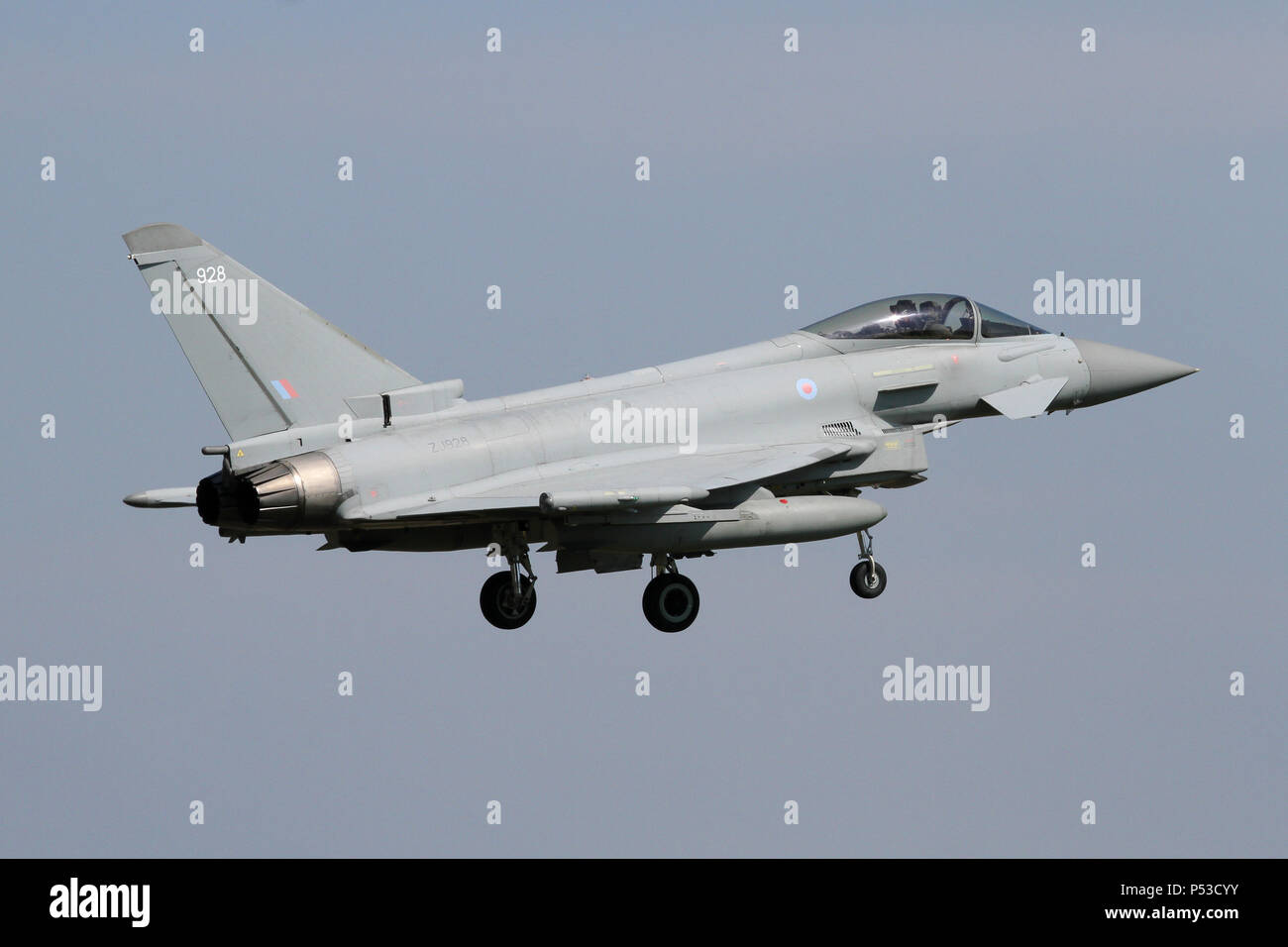 Quota uno RAF Eurofighter Typhoon FGR4 sull approccio finale di RAF Coningsby, RAF la principale base operativa per il tipo. Foto Stock