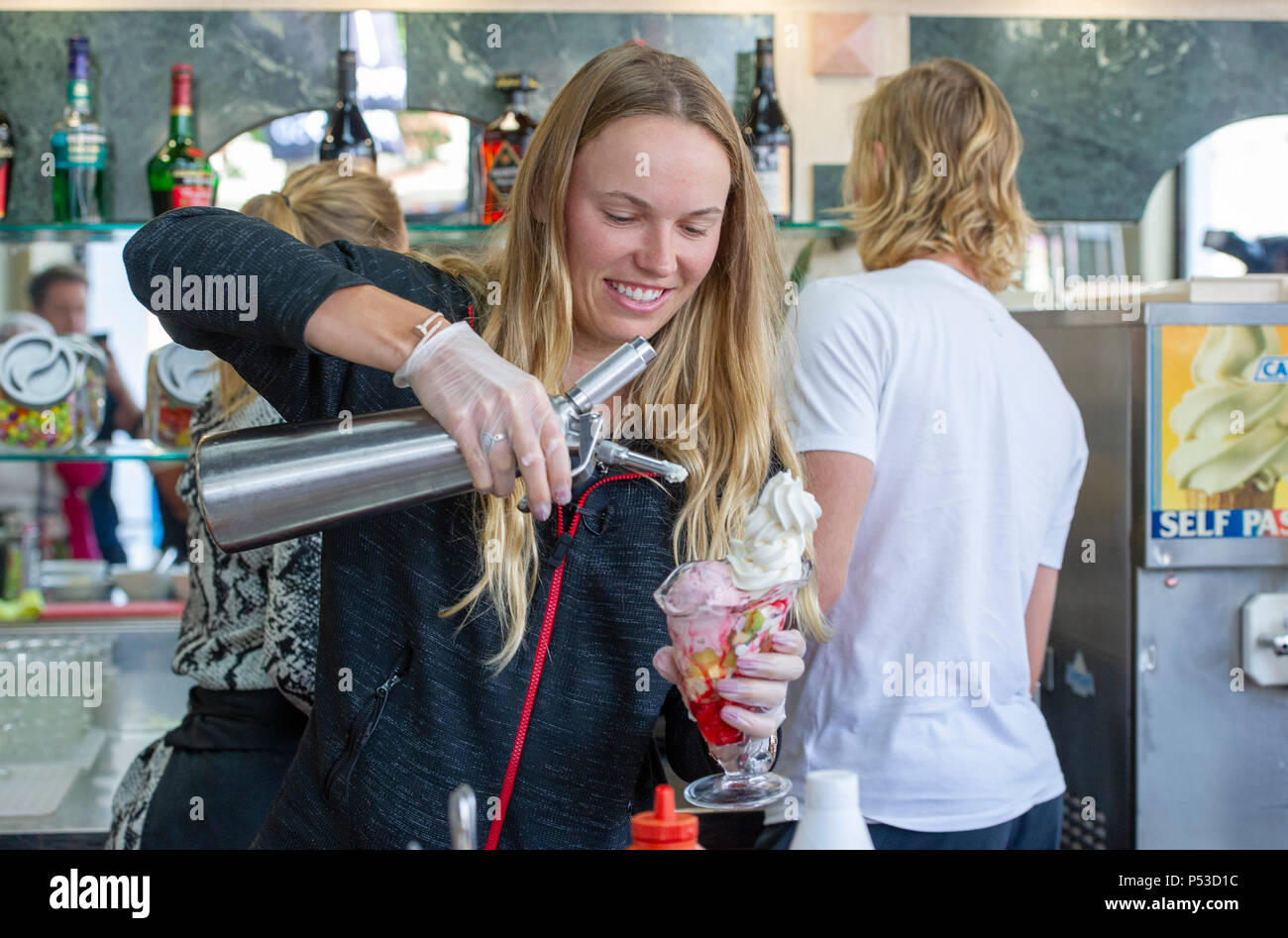 Caroline WOZNIACKI di Danimarca gode di fare e mangiare un gelato gelato presso il locale gelateria durante la natura Valle torneo internazionale di tennis in Devonshire Park in Eastbourne East Sussex Regno Unito. 24 Giugno 2018 Foto Stock