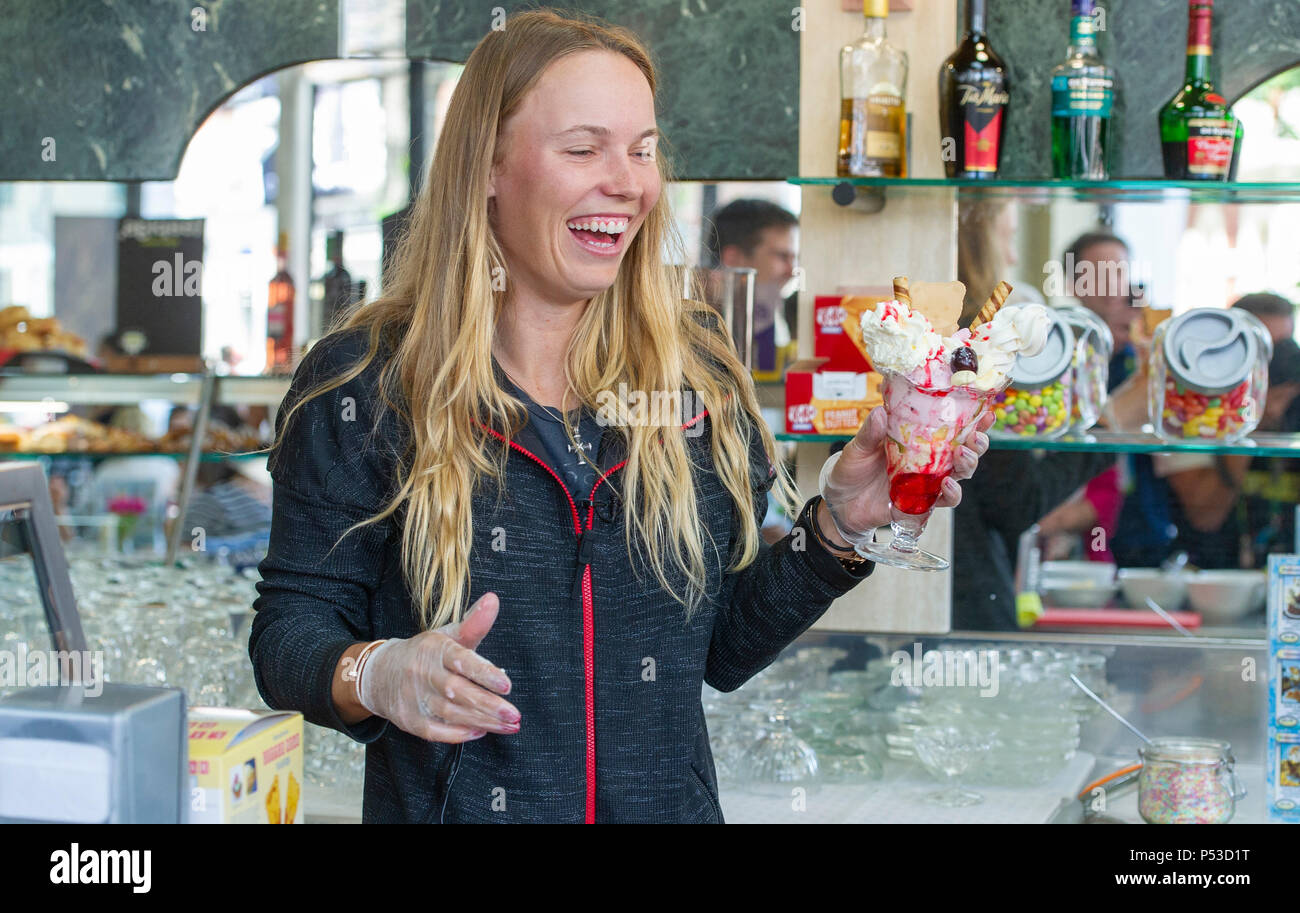 Caroline WOZNIACKI di Danimarca gode di fare e mangiare un gelato gelato presso il locale gelateria durante la natura Valle torneo internazionale di tennis in Devonshire Park in Eastbourne East Sussex Regno Unito. 24 Giugno 2018 Foto Stock