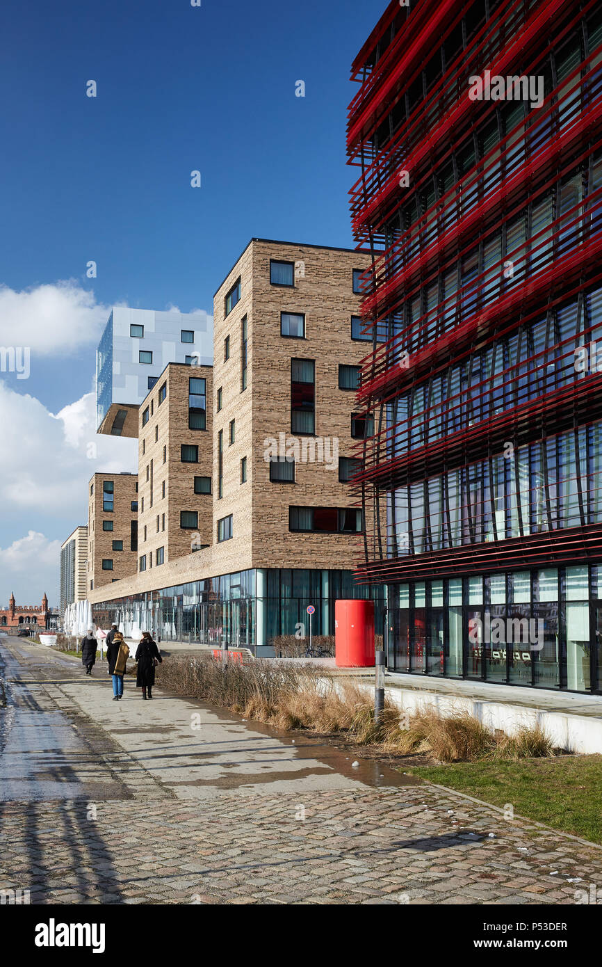 Berlino, Germania - L'edificio amministrativo della Coca-Cola, dietro l'hotel Nhow sulle rive del fiume Sprea a Berlino-Friedrichshain. Foto Stock
