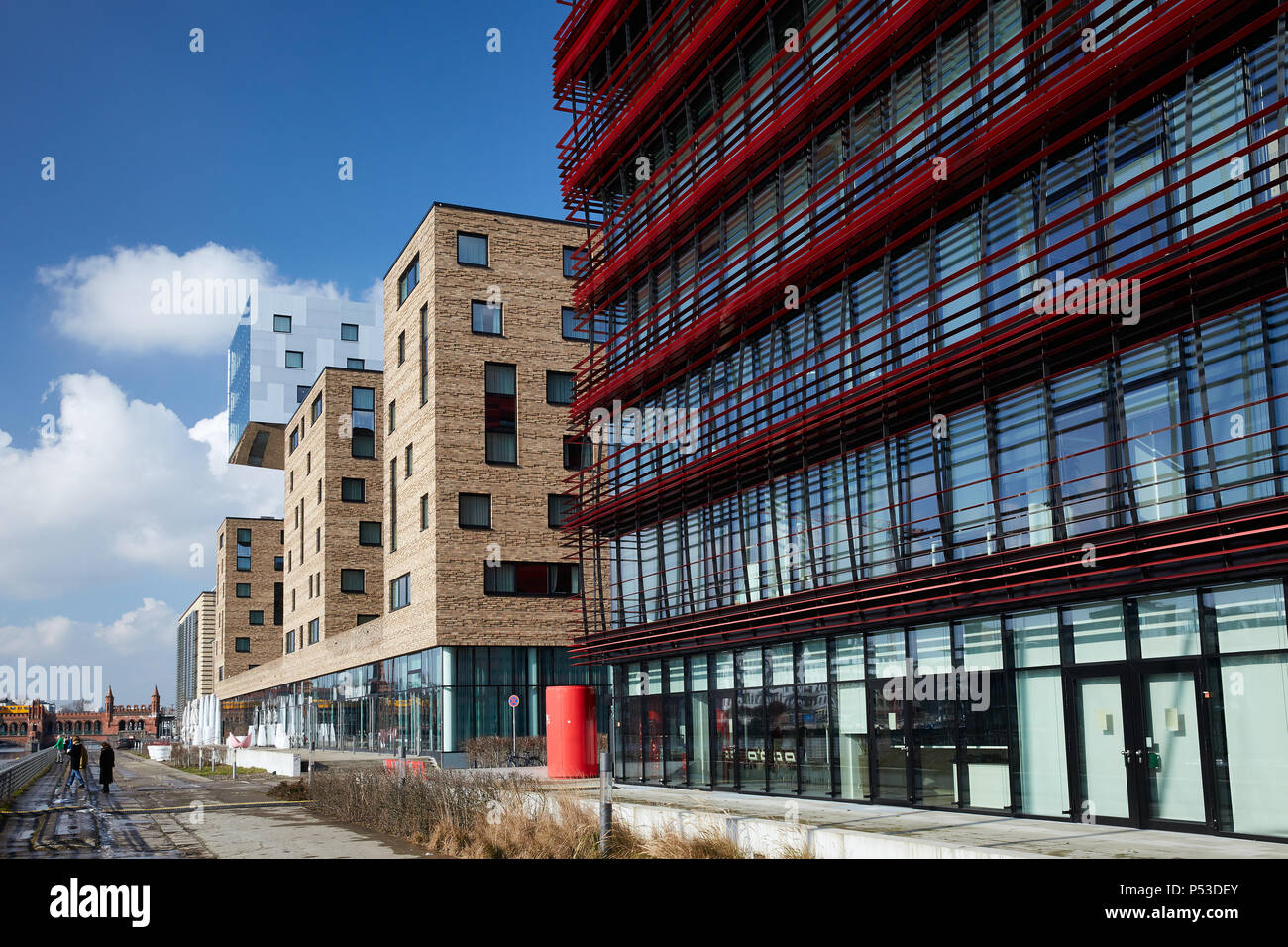 Berlino, Germania - L'edificio amministrativo della Coca-Cola, dietro l'hotel Nhow sulle rive del fiume Sprea a Berlino-Friedrichshain. Foto Stock