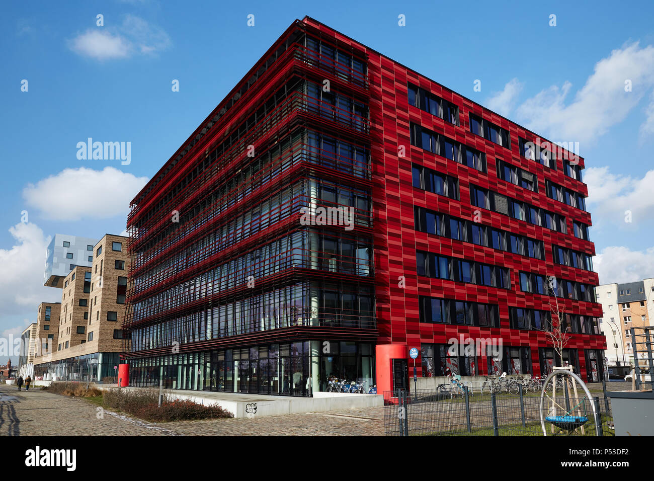 Berlino, Germania - la sede aziendale della Coca Cola in Germania, dietro l'hotel Nhow sulle rive del fiume Sprea a Berlino-Friedrichshain. Foto Stock