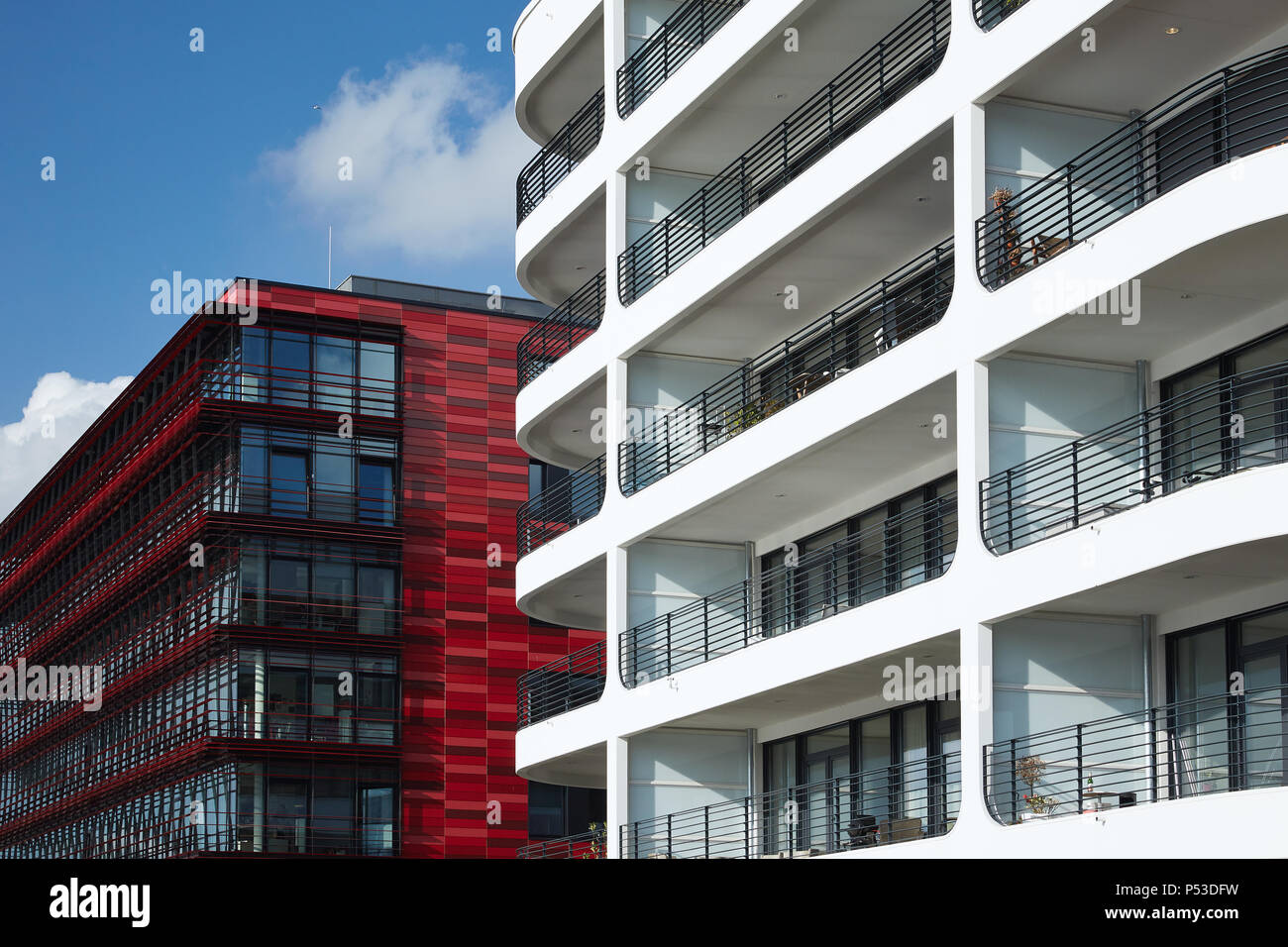 Berlino, Germania - dettagli della facciata della nuova costruzione residenziale e di edifici per uffici sulle rive del fiume Sprea a Berlino-Friedrichshain. Foto Stock